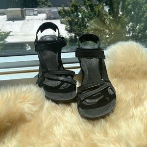 NWOB Teva Ventura Wedge Sandals in Black - Size 8